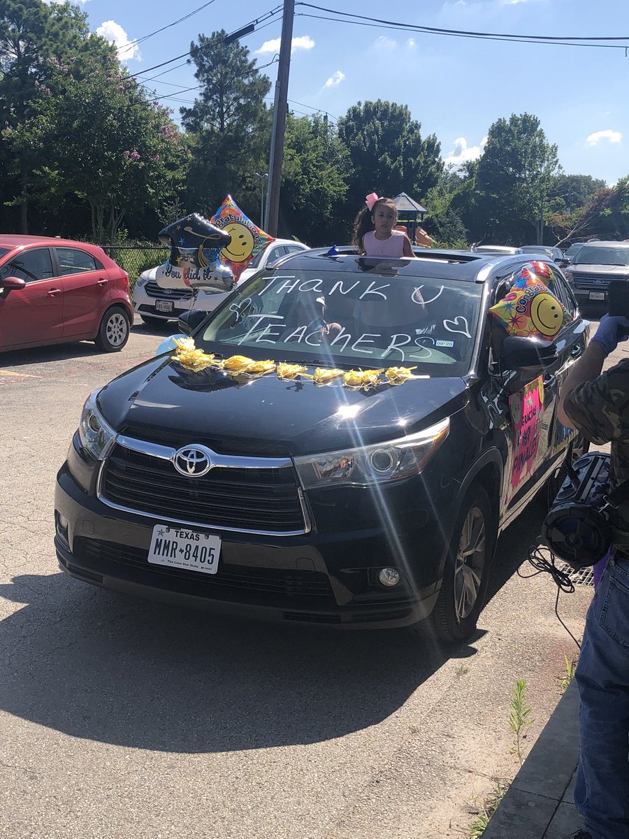 DarceleLofton's tweet photo. Award’s Day Parade for Pre-K! Aloha bumblebees! We will miss you! @BellfortECCHISD @GGullatt @SouthArea_HISD @HISDECH https://t.co/J0FKONybHg