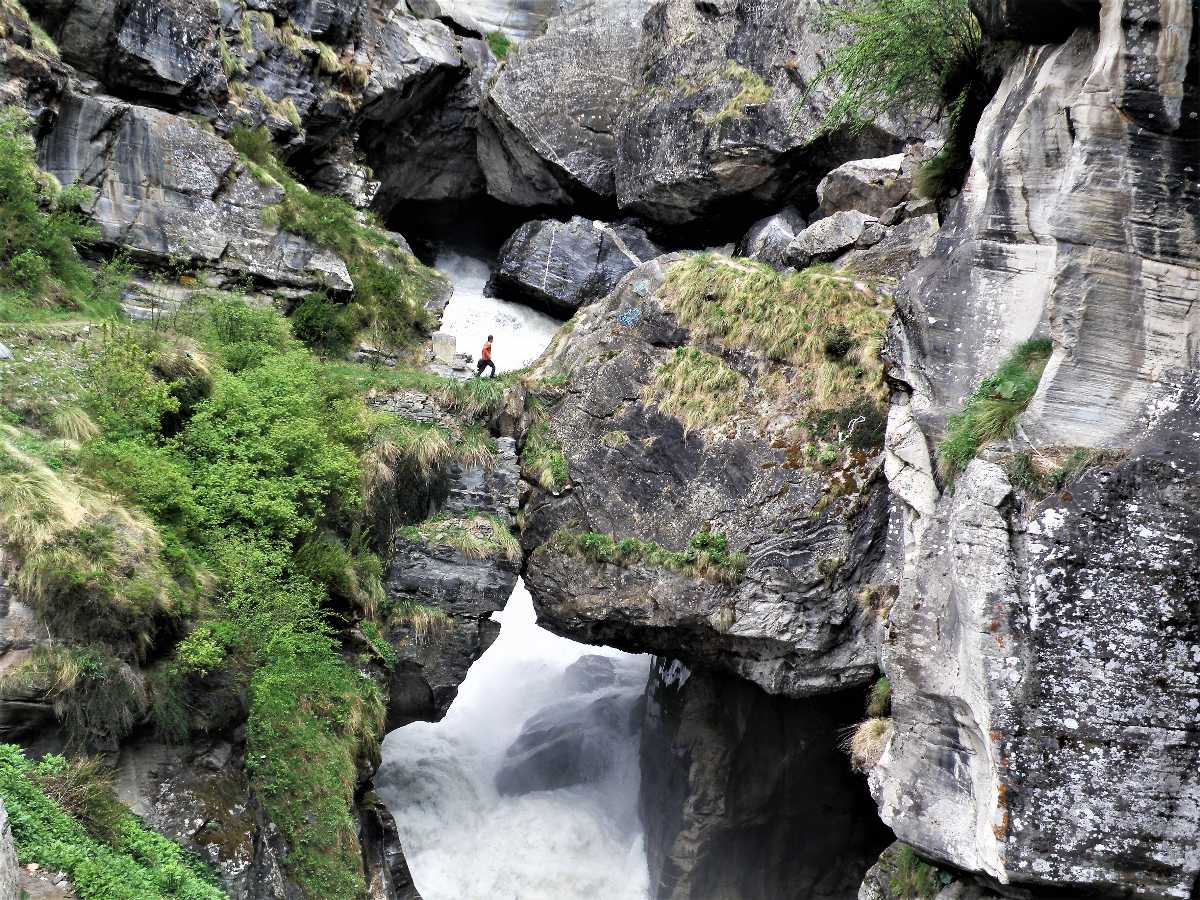 himalayandiary's tweet photo. कहा जाता है कि महाबली भीम ने नाराज होकर गदा से भूमि पर प्रहार किया, जिससे यह नदी पाताल लोक चली गई। #badrinathdham #bhimpul #bhimshila #divyabheemshila #mana #pandav #pandavshila #Uttarakhand @UTDBofficial https://t.co/HYZZUl8VOR https://t.co/Bmo7WoDuSJ