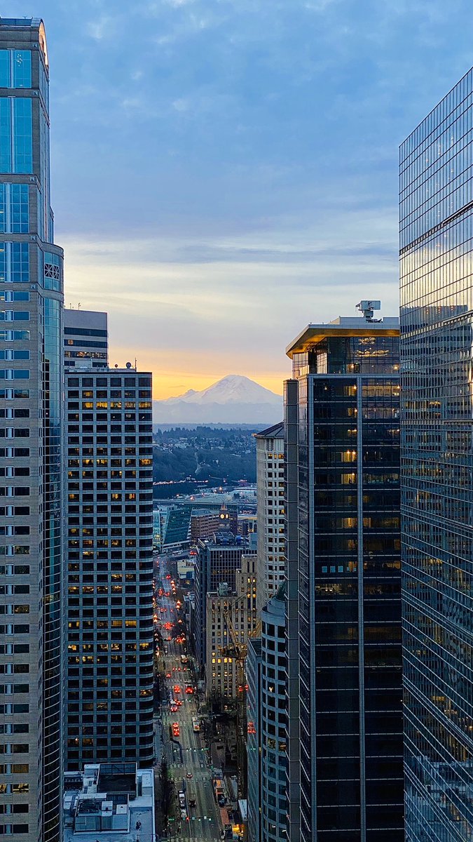 4/ Seattle is on a building spree. The city has been investing in housing & public transit infrastructure. In 2018 Seattle built 17k apartments; an additional 45k are in the pipeline. Light rail from the airport to downtown is $3, 30min ride, clean & efficient, feels like Europe