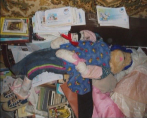 Parmi la tonne de jouets et de livres pour enfants, les corps momifiés de 29 filles vêtues de tenues, maquillages et autres accessoires différents se trouvaient, dans des positions qui donnaient l'impression qu'elles exerçaient des activités typiques d'un nourrisson.