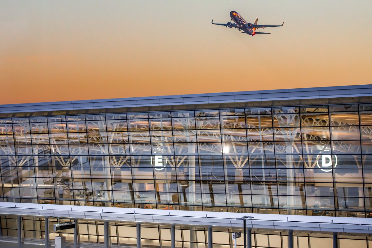 FlyYYC's tweet photo. Dernière heure : YYC a accueilli 95 pour cent moins de visiteurs en avril en raison de la COVID-19. Nous avons le plaisir d’annoncer que les employés licenciés provisoirement vont réintégrer la liste de paie de l’aéroport grâce à la subvention salariale https://t.co/1AcBxSEO7L https://t.co/gaWirIyT2y