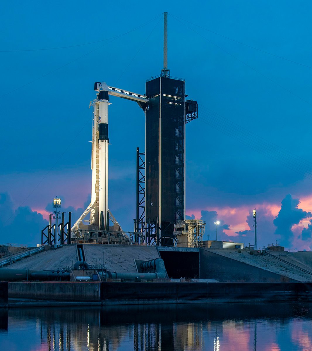 just_jenkins's tweet image. WATCH: @CaptMarkKelly is joined by @Astro_Cady, @Astro_Tani, and @WayneHale to answer questions about what it's like to launch a spacecraft in advance of today's historic SpaceX launch. #LaunchAmerica

Click here to watch &amp;gt;&amp;gt; facebook.com/CaptMarkKelly/…
