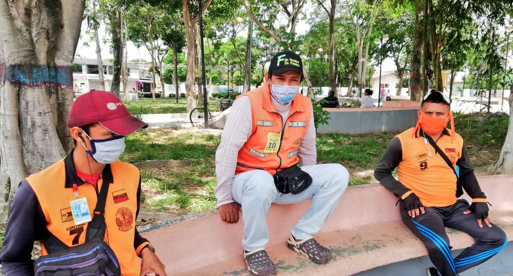 DayaRiveraPsuv's tweet photo. #Apure 😷 //  Habitantes de Guasdualito cumple con medidas de prevención para #COVID__19

🔴 Uso de tapa bocas
🔴Distanciamiento colectivo

Una sociedad consciente que trabaja y previene la pandemia 
#CuarentenaYProduccion
#QuedateEnCasa https://t.co/RnPaH49gOG