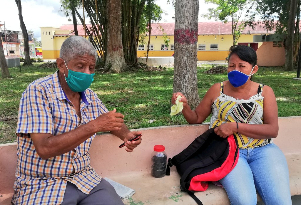DayaRiveraPsuv's tweet photo. #Apure 😷 //  Habitantes de Guasdualito cumple con medidas de prevención para #COVID__19

🔴 Uso de tapa bocas
🔴Distanciamiento colectivo

Una sociedad consciente que trabaja y previene la pandemia 
#CuarentenaYProduccion
#QuedateEnCasa https://t.co/RnPaH49gOG