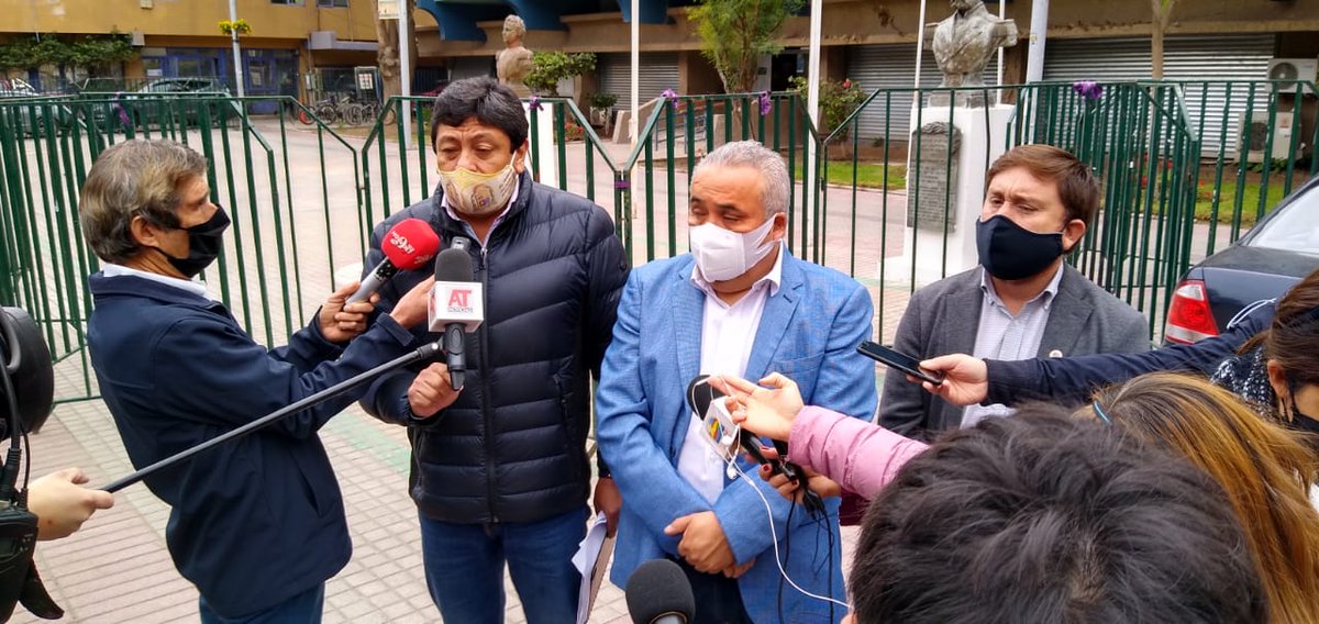 FreirinaIM's tweet photo. AHORA// Alcalde @cesar_freirina junto a otros alcaldes de #Atacama llegan hasta la Intendencia para solicitar mayor información en la entrega de mercadería anunciada por el Gobierno, conoce más aquí: https://t.co/v4EDrM3VYF RT @Luciano_Osorio @profetafm @ProvdelHuasco @OFreirina https://t.co/cklVehAUJ5