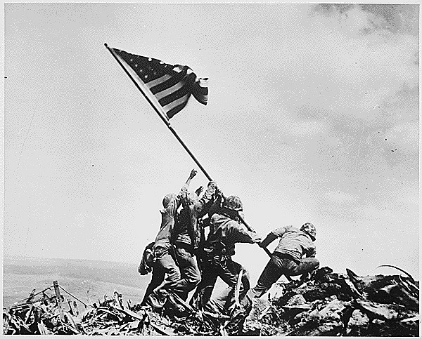 soldats américains qui déposent un drapeau sur Iwo Jima. Un moment particulièrement important pour les Etats-Unis
