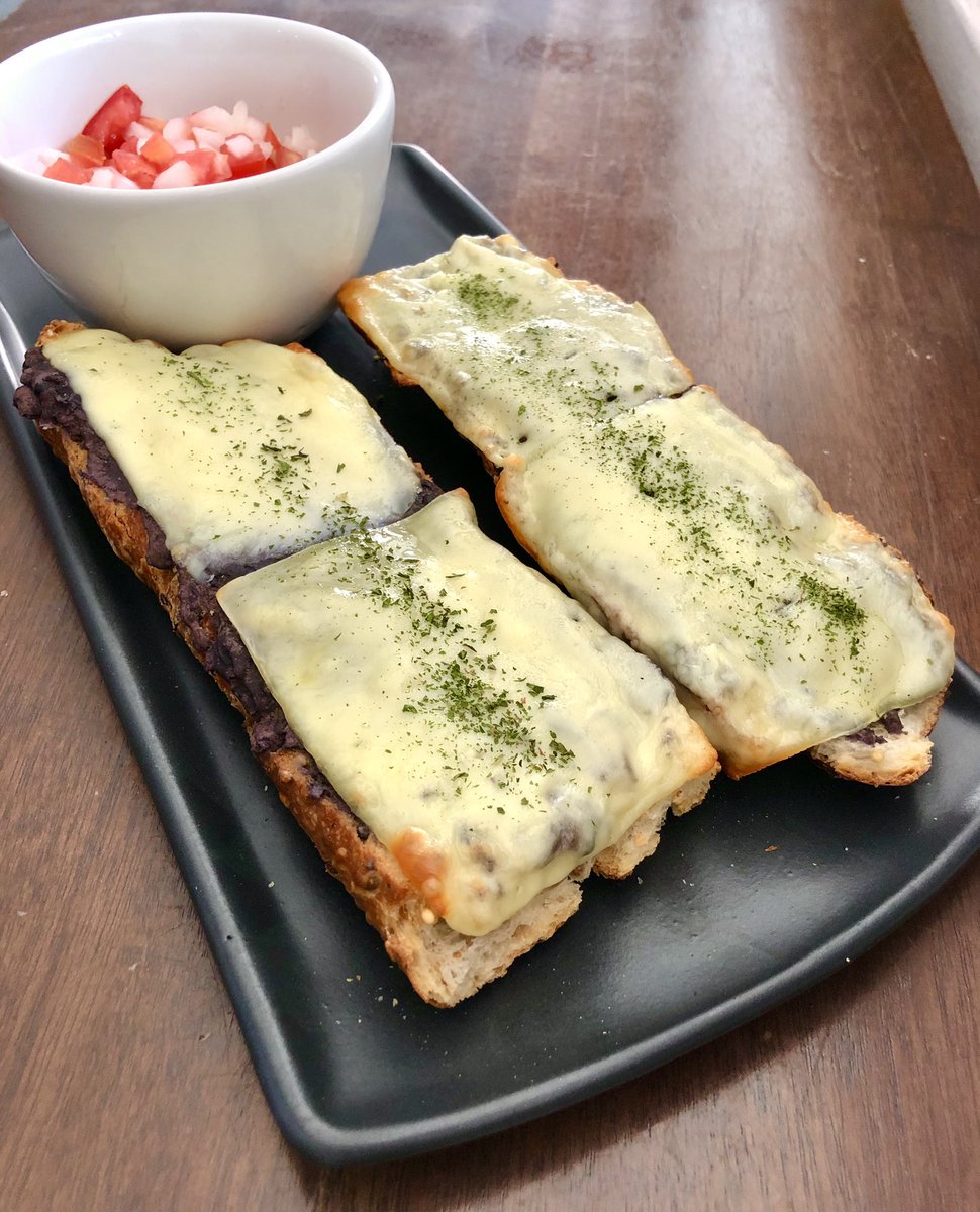 TeCuento2017's tweet photo. 😋Los molletes adquieren otra dimensión cuando son crujientes y cuando su salsita pico de gallo está preparada con cariño. ⏰Ya es tiempo del desayuno y del almuerzo.
#técuento #molletes #desayunos #queso  #té #te #tea #teatime #coloniadelvalle #delvalle #felizmiercoles https://t.co/aszcllQJQo