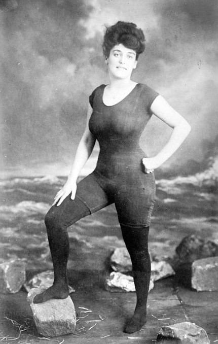 Annette Kellerman fut arrêté pour indécence, peu après ce shooting promotionnel pour maillot de bain féminin en 1907.