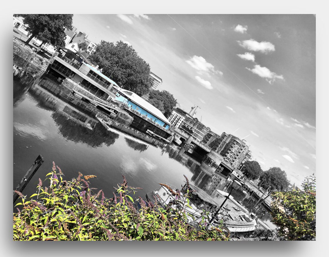 Jensonsartcafe's tweet photo. #photography #photooftheday #picoftheday #thephotohour #shotoniphone #bristol #photographyart #photosofbritain #blackandwhitephotography #touchofcolour #splashofcolour #sevenshed https://t.co/xvrmq39gb9