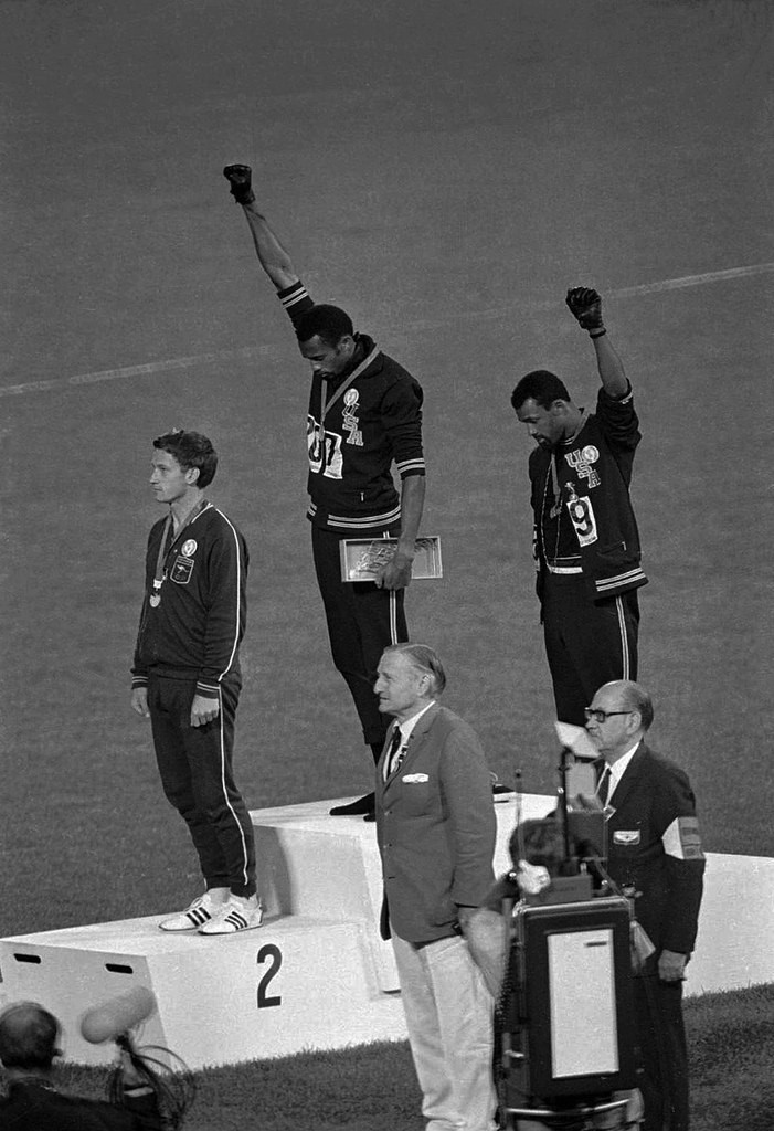 le salut du Black Power par deux athlètes américains Tomme Smith et John Carlos lors des Jeux Olympiques de Mexico. Ce geste photographié par John Dominis leur coûtera leur carrière sportive.