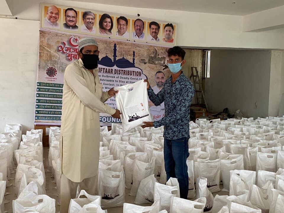 javedazam_'s tweet photo. Day # 31
Distributed Ration Kits to 3K Families In Malwani Malad West
#StayHomeStaySafe #AzamFoundation #CaresforYou ! https://t.co/yiKW1WmMci