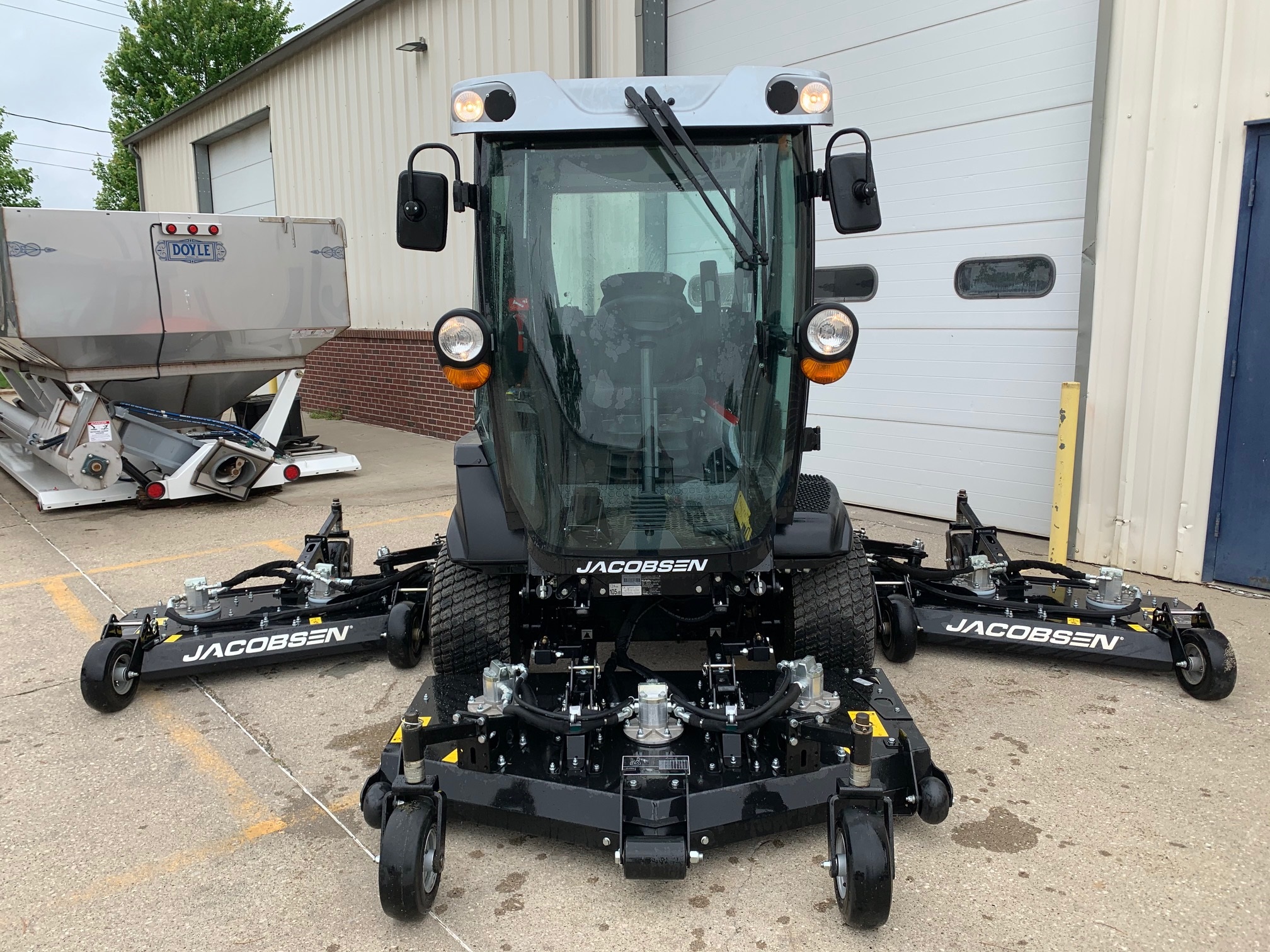 Gloed generatie homoseksueel Turfwerks on Twitter: "We're rolling used equipment out of our service  shop. Now available and ready to go - a 2016 Jacobsen HR700 w/ cab. 68  hours and priced to sell! 📲