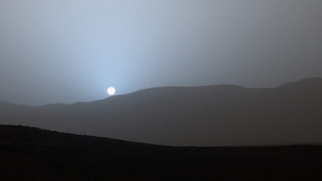 cliché du soleil qui se couche sur la planète rouge en 2005