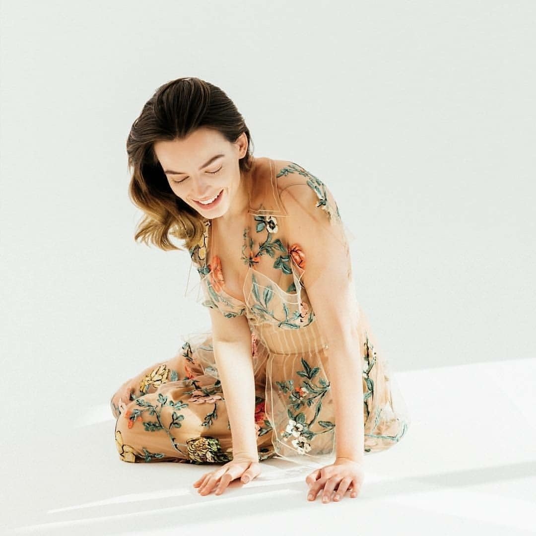 themoaney's tweet photo. ⠀ ⠀           EMMA MACKEY

          — 𝒕𝒉𝒆 𝒎𝒆𝒅𝒊𝒂 𝒑𝒆𝒓𝒔𝒐𝒏𝒂𝒍𝒊𝒕𝒚! the benefit of her presence lies clear for the listeners. . though we should debate the wisdom of playing with an actress.

                * #Roleplayer *

                          ❛ ╱ (Ω) https://t.co/kSrg87DAjc