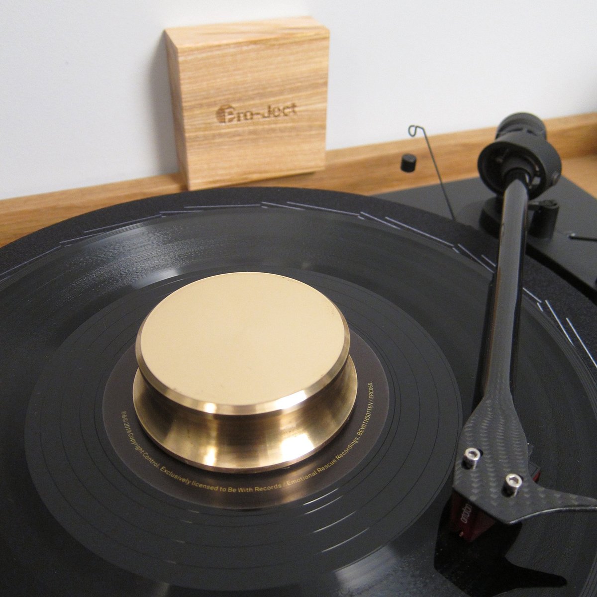 TurntableLab's tweet photo. Pro-Ject / Record Puck Vinyl Stabilizer
↘ dampens vibration + improves sound quality for everyday listening + vinyl DJing, felt bottom protects your center labels
https://t.co/Hdw13n0h6m
#ttlgear #audiophile #hifi #recordpuck #recordweight #recordstabilizer @ProJectAudioSys https://t.co/Tj1Z4dL1te