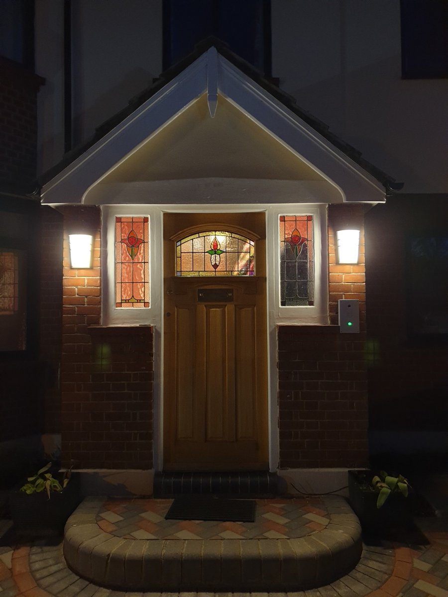 loxonelondon's tweet image. Some pictures from a recent @LoxoneUK project we did in London. Nice use of the Touch Surface etched into the bathroom tiles, for when you need to turn up the volume during your morning shower! #realsmarthomes #createautomation