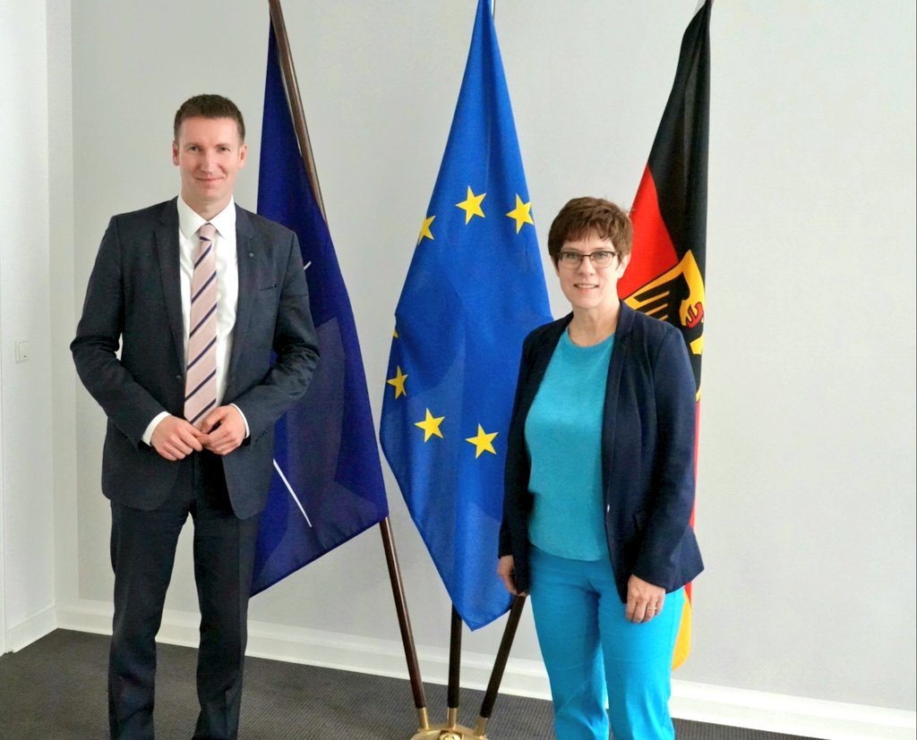 BMVg_Bundeswehr's tweet photo. #Verteidigungsministerin Kramp-Karrenbauer @akk hat sich heute mit dem Vorsitzenden des Verbands der #Reservisten der Deutschen #Bundeswehr @PatrickSensburg getroffen. Beide Sprachen über die Umsetzung der Strategie der Reserve und die Rolle des #VdRBw dabei. @DieReserve https://t.co/WjpH9FBoqk