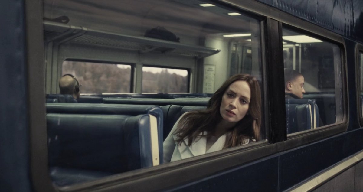 красивый мужчина в поезде. люди в поезде. эмили блант 2016. путешествие на поезде семьей. эмили блант фильмы 2021.