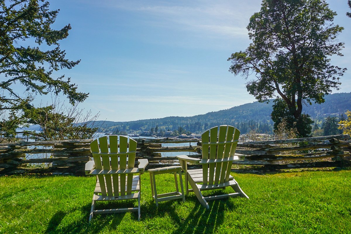 A dose of summer travel inspiration: these Muskoka chairs are just waiting for you to escape and rejuvenate. We look forward to welcoming you when the time is right 🕔 

#explorebclocal #hastingshousehotel #relaischateaux #relaischateauxcanada #bctourismweek #bctourismmatters