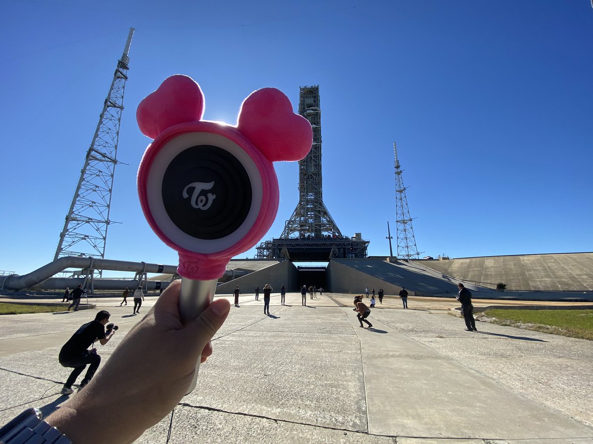JackPhan's tweet photo. The dawn of a new era in human spaceflight. 🚀 

5/27 @ 1:33pm PT / 4:33pm ET

Watch live: https://t.co/zttY4WZ3qt

#LaunchAmerica #CrewDragon #SpaceXDragon #SpaceX #NASASocial https://t.co/UhM8R8EZPr