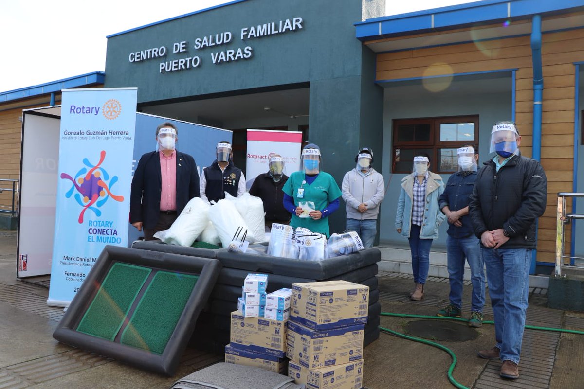muniptovaras's tweet image. 👉 Agradecemos donación del Rotary Club del Lago y Rotaract al CESFAM #PuertoVaras para apoyar labor del personal de salud.

👉 Esta mañana entregaron pisos pediluvios, guantes, percheras y escudos faciales que servirán para mayor protección personal en la atención de pacientes.