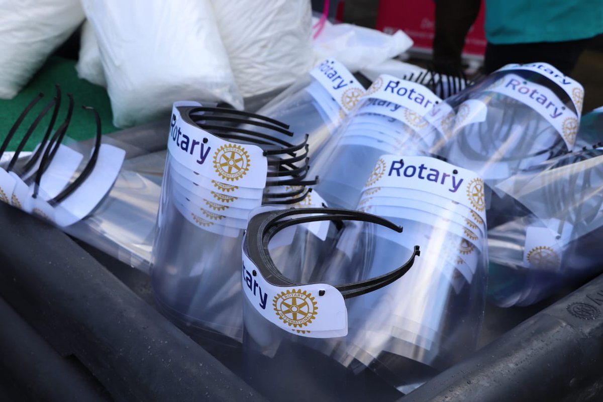 muniptovaras's tweet image. 👉 Agradecemos donación del Rotary Club del Lago y Rotaract al CESFAM #PuertoVaras para apoyar labor del personal de salud.

👉 Esta mañana entregaron pisos pediluvios, guantes, percheras y escudos faciales que servirán para mayor protección personal en la atención de pacientes.