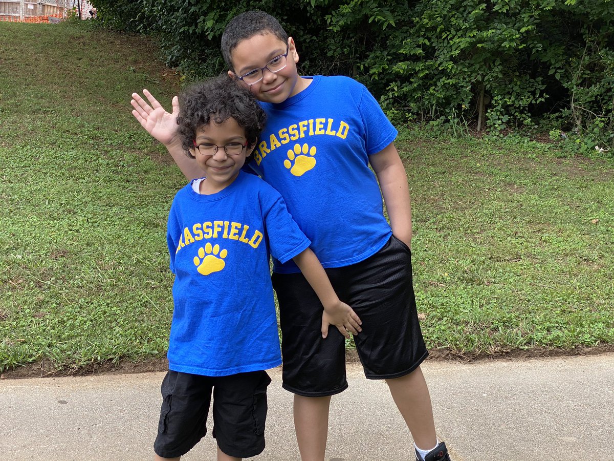 MyBrosKeeper00's tweet photo. cant wait to see our teachers !! #RiveraBrothers @BrassfieldElem #TeacherParade https://t.co/7cei8C1XuS