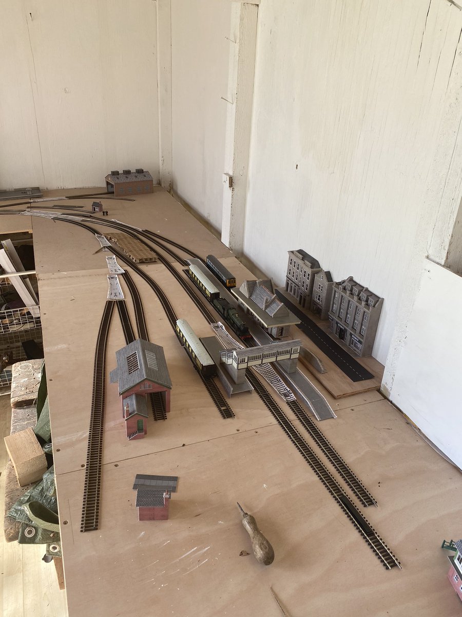 StonebridgeMod1's tweet photo. Experimenting with layout whilst waiting for PECO points to become available again. #rmweb @hattonsmodels @MetcalfeKits https://t.co/m1MnBzk6MJ