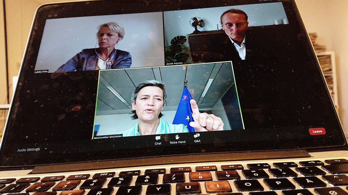 thinkeuropa's tweet photo. Stor tak til @vestager for aftendialog og debat om bl.a. genopretning, budget, indre marked og meget mere på denne ekstraordinære dag for Europa. #DenmarkBridge #dkbiz #dkpol #eudk #dkøko #NextGenerationEU https://t.co/vtFd93OrJW