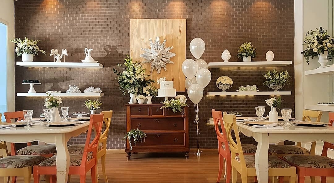 casei_e's tweet photo. Mais detalhes...
Seguindo o post anterior do batizado de Bia.
Um evento boutique, rico em detalhes e capricho. Os convidados foram recebidos com mesa posta, mini arranjos florais e menu impresso. O serviço foi a francesa com um menu degustação muito brasileiro, uma feijoada! https://t.co/QatpOwqpLA