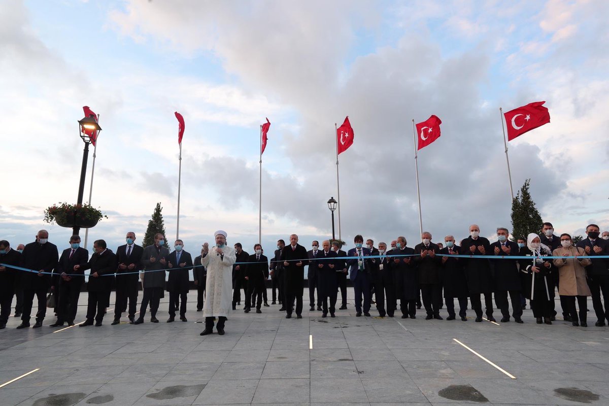 RTEdijital's tweet photo. Cumhurbaşkanımız @RTErdogan, Demokrasi ve Özgürlükler Adası Açılış Töreni’nde konuştu. 

“Menderes'i ve arkadaşlarını idam sehpasına çıkartanların ve onları destekleyenlerin alınlarındaki kara leke hiçbir zaman silinmeyecektir." https://t.co/4ygLJlKkPK