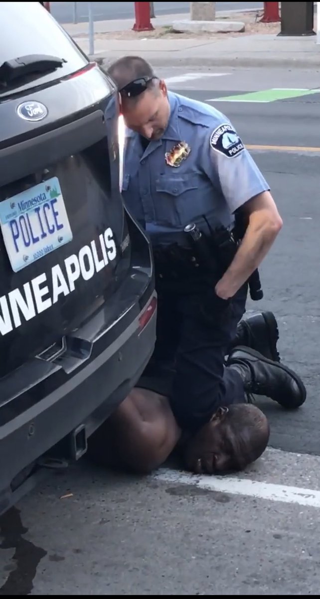 NoLifeShaq's tweet photo. Police suppose to protect citizens right? Make us feel safe right? There are some great officers out there but this one here 🤦🏽‍♂️  #icantbreathe https://t.co/I8kkaPaS99