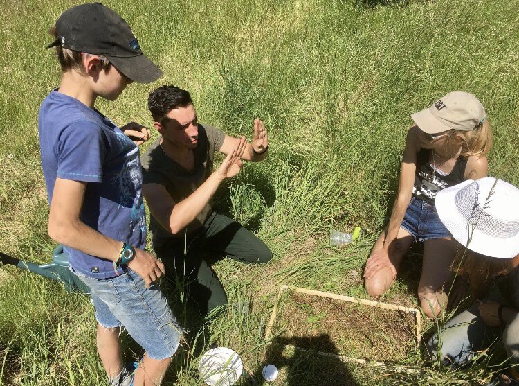SolEco54's tweet photo. Au programme cet après-midi : diagnostic de la qualité des #sols d’une future exploitation #maraichere ! Sondages tarière, prélèvements d’échantillons, observation de la #macrofaune et comptage des #versdeterre, le tout réalisé selon les méthodes de #sciencesparticipatives ! https://t.co/2VnPnQdFQ5