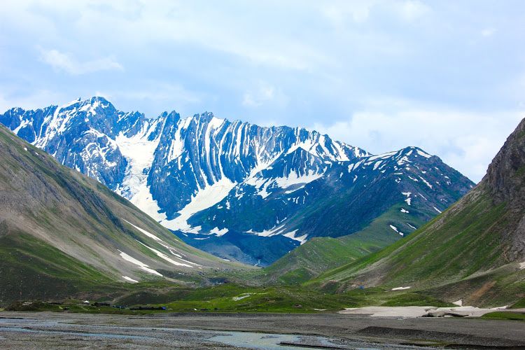 Nature is the art of God. #kashmir #kashmirdiaries #srinagar #srinagardiaries #photography #landscape #himalayas #himalayangeographic #beautifuldestinations #wonderful_places #roamtheworld #trekking #mountains #himalayas #naturephotography #travelgram #travelphotography