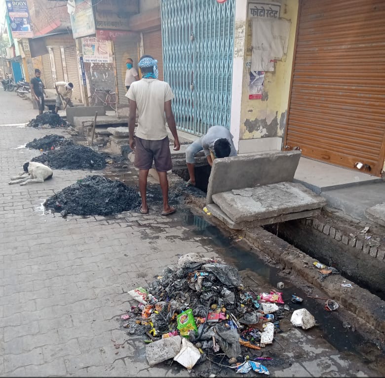dmupsha's tweet photo. शहर में  नाले/नालियों की सफाई  का कार्य तीव्र गति कराया जा रहा है। @myogioffice @myogiadityanath @CMOfficeUP @UPGovt @ChiefSecyUP https://t.co/M9pZK54yZt