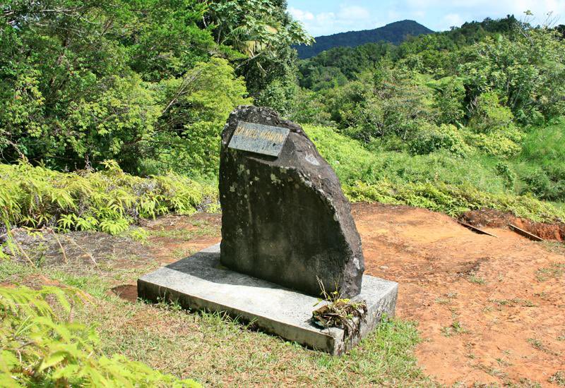 Il existe aujourd’hui une stèle du Neg Mawon érigée aux Mamelles en souvenir de ce lieu de résistance et de résilience