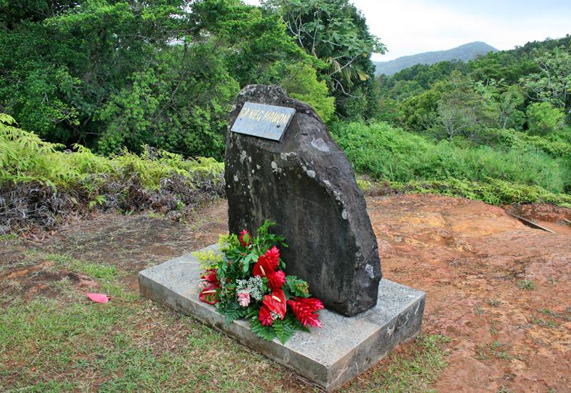 Il existe aujourd’hui une stèle du Neg Mawon érigée aux Mamelles en souvenir de ce lieu de résistance et de résilience