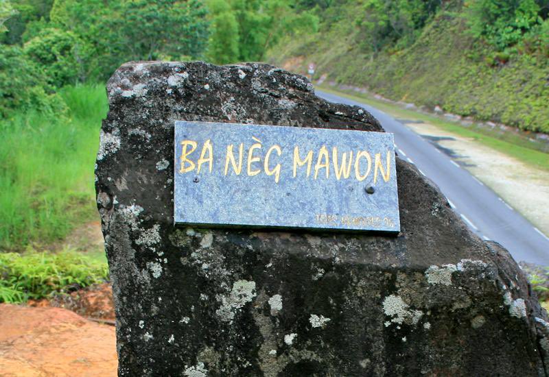 Il existe aujourd’hui une stèle du Neg Mawon érigée aux Mamelles en souvenir de ce lieu de résistance et de résilience
