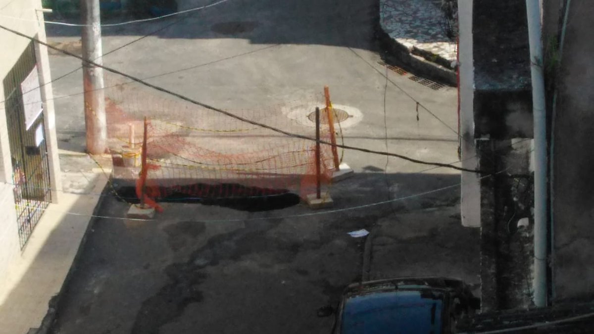 Buraco a que 2 semanas na rua 1° de Maio em Nova Brasília de Itapoan cada dia maior e embasa não tomou providências.
#tamojuntobmd