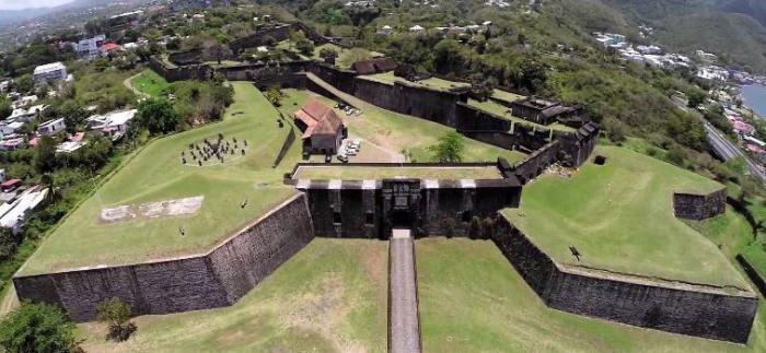 3- Fort Delgrès bastion de la liberté : Lieu d’occupation des troupes coloniales organisées et dirigées par Delgrès contre l’assaut de Richepanse. Envoyé par Bonaparte en 1802 pour rétablir l’esclavage. C’est un lieu de résistance militaire de la lutte abolitionniste.