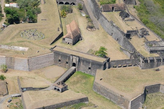 3- Fort Delgrès bastion de la liberté : Lieu d’occupation des troupes coloniales organisées et dirigées par Delgrès contre l’assaut de Richepanse. Envoyé par Bonaparte en 1802 pour rétablir l’esclavage. C’est un lieu de résistance militaire de la lutte abolitionniste.