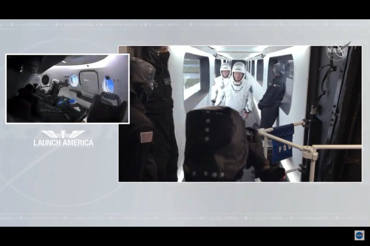 Re ;)En quelques images, voici l'arrivée au pas de tir, puis les astronautes dans l'ascenseur qui les mènent au sommet, puis leurs derniers pas dans le couloir qui les mènent à la capsule. #NASA  #SpaceXDragon