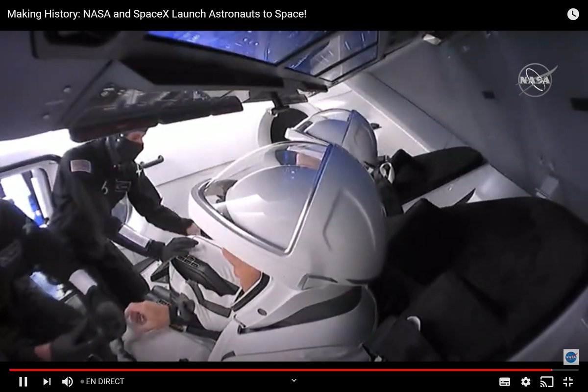 Enfin quelques images de leur installation dans la capsule ! Cette fois-ci... c'est la bonne ! Oui oui ce sont bien de grands écrans tactiles qu'ils ont devant leur yeux. Une inspiration tirée des Tesla  #NASA  #SpaceXDragon