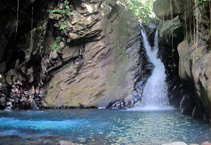 “Morne MatoubaLieu abrupt. Nom abrupt et de ténèbres En basau passage Constantin là où les deux rivièresécorcent leurs hoquets de couleuvresRichepanse est là qui guetteRichepanse l'ours colonialiste aux violettes gencivesfriand du miel solaire buriné aux campêches