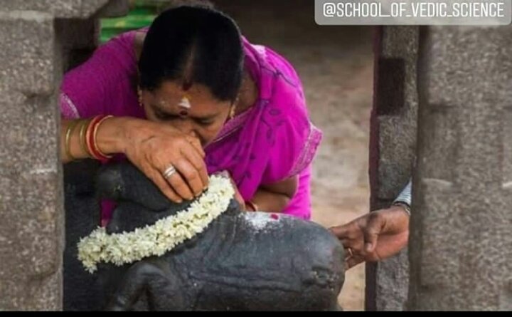 The_AgniChakra's tweet photo. जहाँ मूर्तियाँ बोलती हैं, दीवारे बोलती हैं, जहाँ पत्थर का हर एक टुकड़ा बोलता है...

जहाँ नदियाँ जहाँ घाट और जहाँ हवाएं भी बोलती है वही हमारा प्यारा हिंदुस्तान है..! https://t.co/jnrbajNMVk