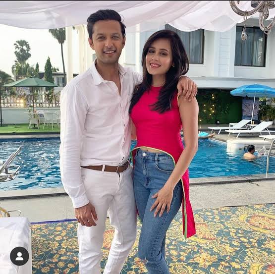 Vatsal Sheth & Rhea SharmaThey meet on an online dating app. Hesitant interactions turn into talking all day. When they realize they're both in the same city, they meet, only to find out they're colleagues, who're secretly harbouring a crush. Their friendship soon turns to love