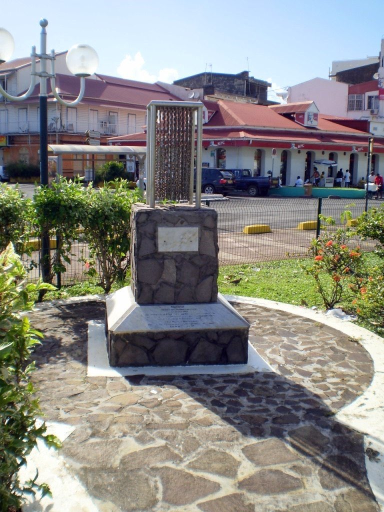 Les survivants de l’assaut final seront exécutés sur la Place de la Victoire.Le Monument des 100 chaînes fut érigé en mémoire à l’exécution du 26 mai 1802, mais également pour la révolte ouvrière et syndicale de 1967 qui fut plus de 60 victimes.