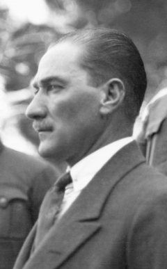 lordsinov's tweet photo. 1923 - 1938
İki fotoğraf arasında sadece 15 yıl var.
İçimdeki "borçluluk" hissini tarif edemem... https://t.co/PiJY09Kfnj