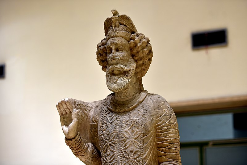 No? Don't worry, I only vaguely did before ISIS.Here's the magnificent Hatran King Sanatruq, (Iraq Museum, Baghdad, 1st-3rd c). This is what ISIS destroyed. But that interpretation - that statues of ancient kings were to be viewed as idols and destroyed - is new, is modern.