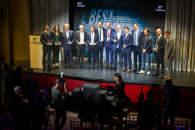 Racing y Afganistán se cruzaron en la gala de la World Football Summit en Madrid.Racing gano el premio por una campaña de socios en la que participaba Milito y Mobarez recibió un premio en nombre de su selecciónLas jugadoras de Racing le mandaron una camiseta firmada por todas